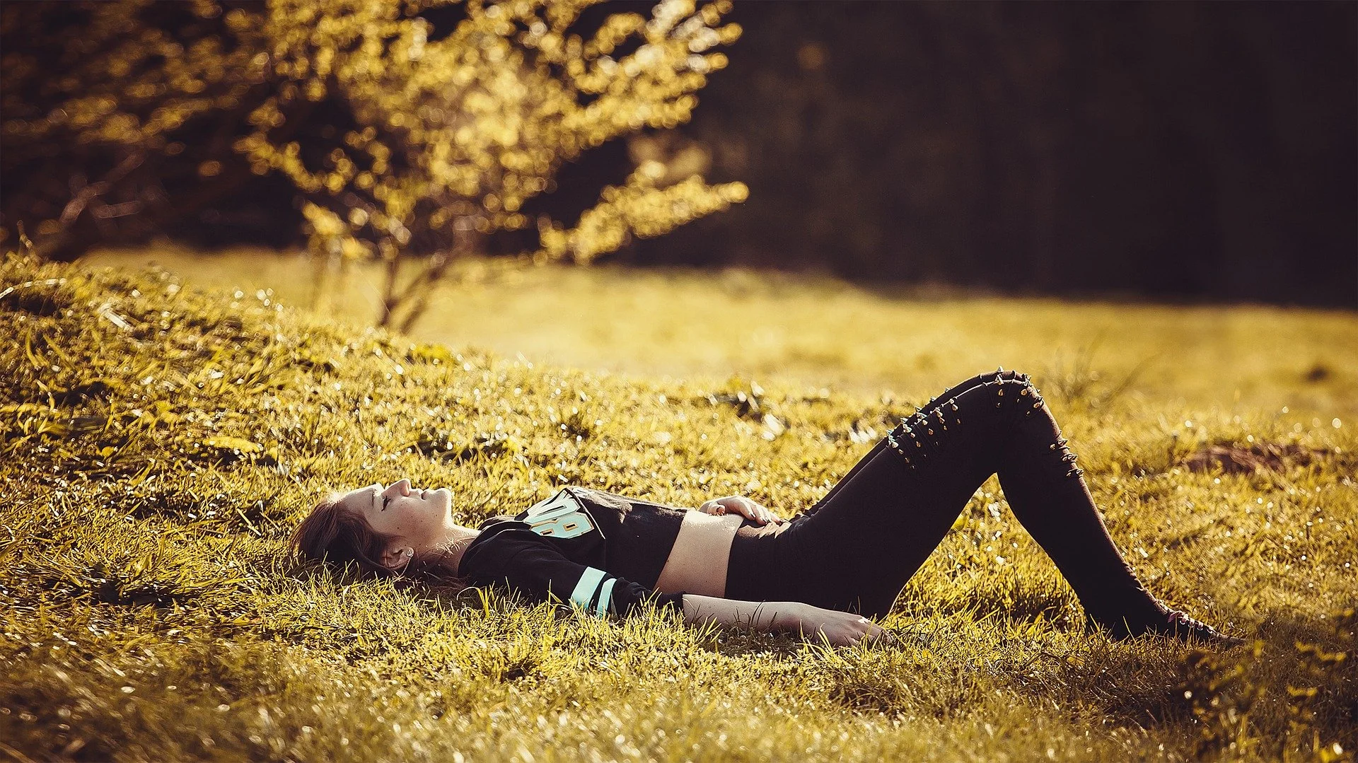 girl-lying-on-the-grass-g532bb5f7e_1920.jpg
