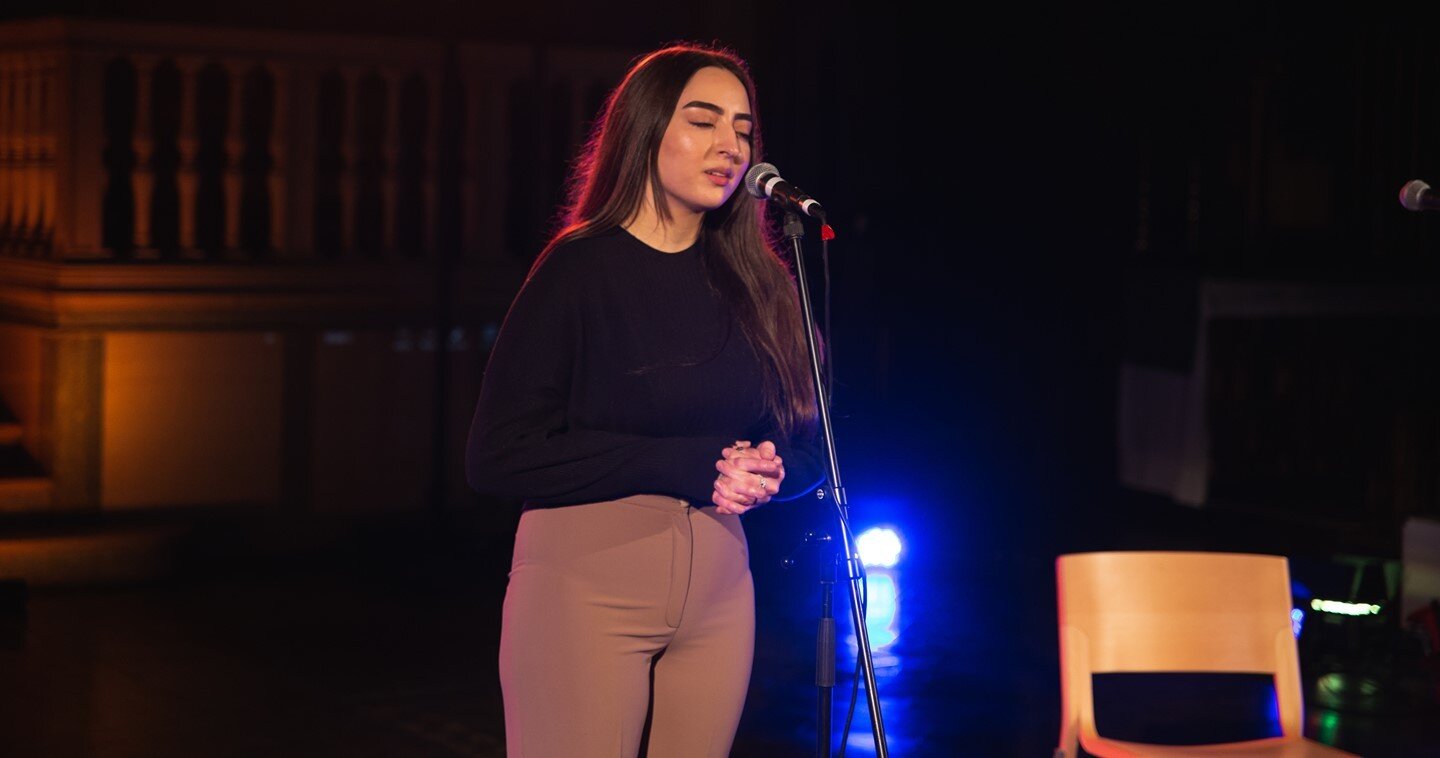 There&rsquo;s still time to watch @jameanpoetree&rsquo;s debut performance for AMPLIFY | Comfort &amp; Courage 🔗⁠
⁠
ZEE is a 20-year-old poet whose powerful words hit close to home. Born from Albanian parents, her poetry is fuelled by her journey, e
