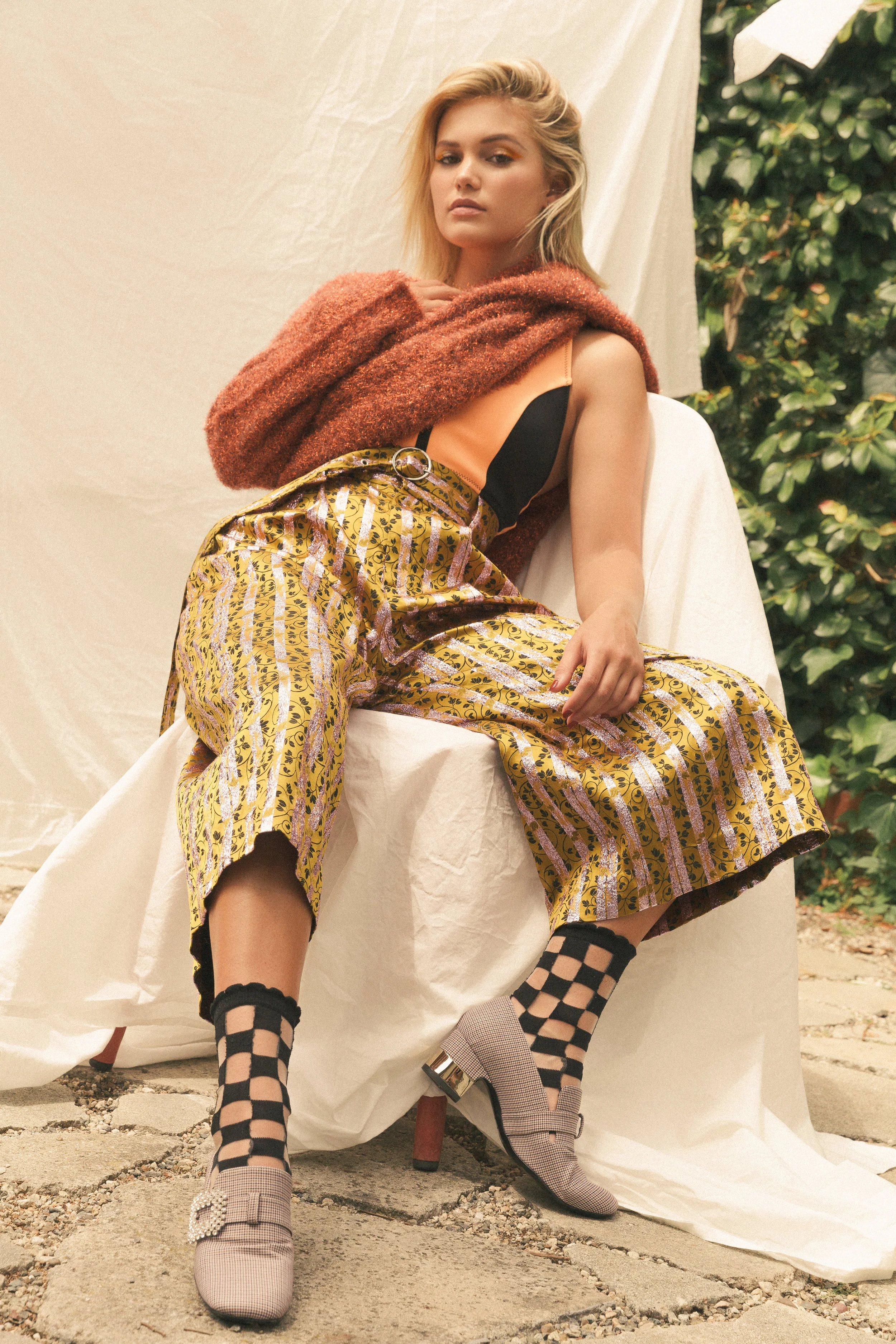 ht_Olivia_Holt_Flaunt_7_.jpg