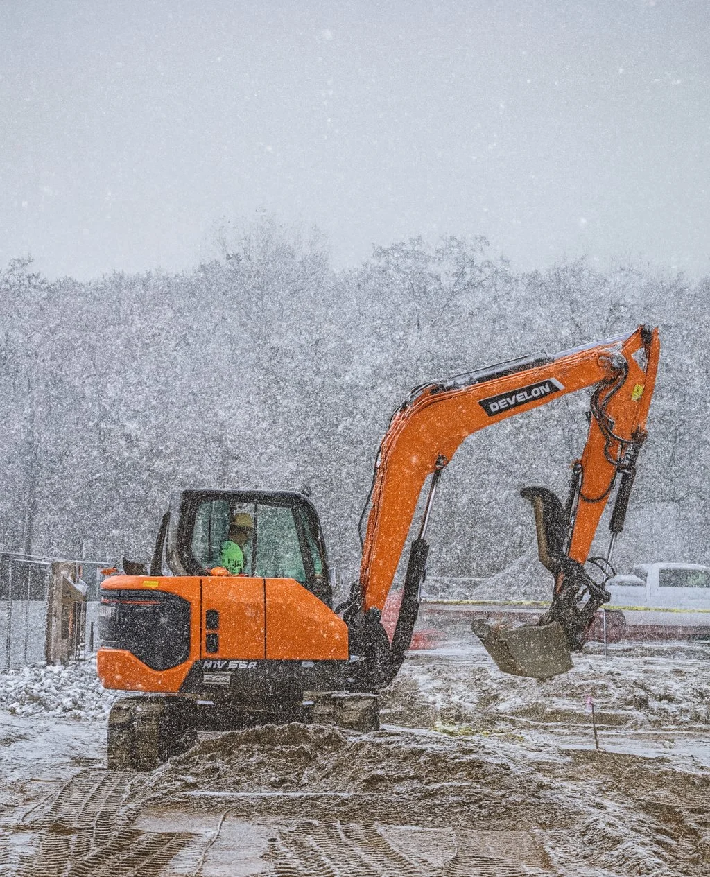 Snow problem. Just an excavator doing what an excavator does. ❄️🚧⁠
⁠
#Rykor #construction #snow #blizzzard