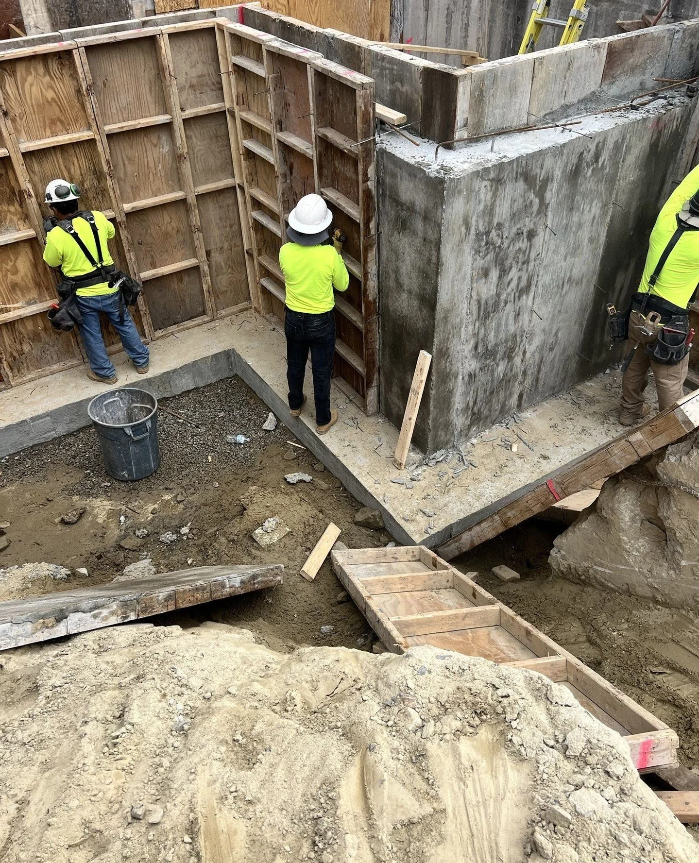 Eyes on the details. Hands on the work. 🏗️⁠
Safe coordination and clear communication keep every lift moving smoothly because precision matters at every level.⁠
⁠
#rykorcivil #safetyfirst #jobsitefocus #builtrightthefirsttime