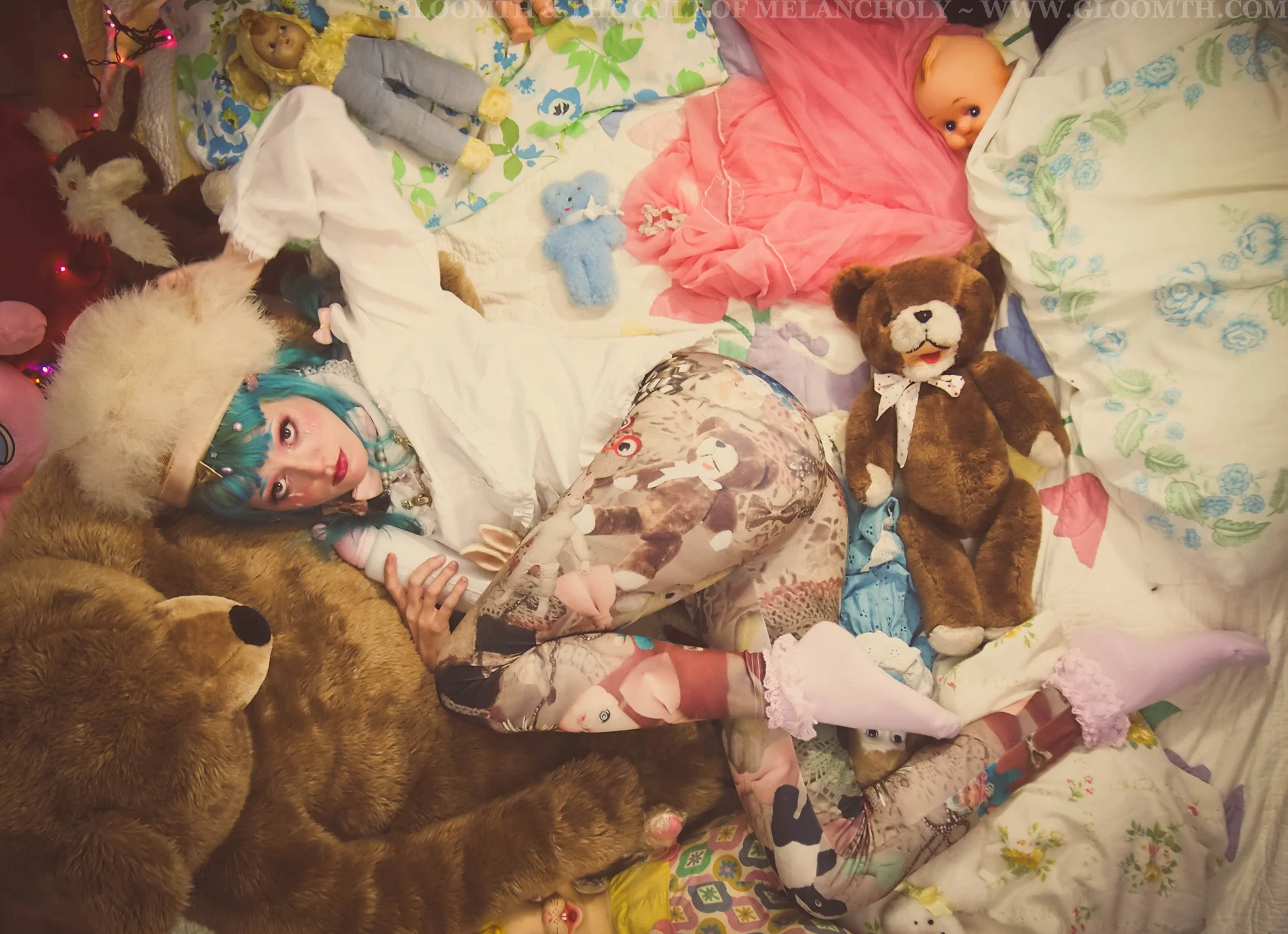 creepy-vintage-toys-print-leggings-gloomth4.jpg