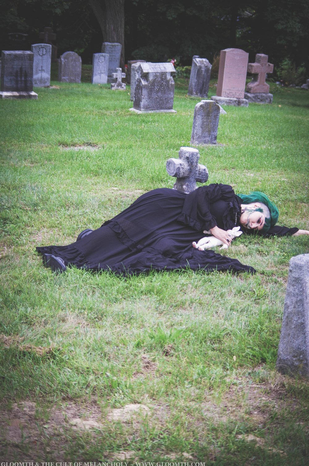 Juego mortal Gothic+girl+laying+in+cemetery