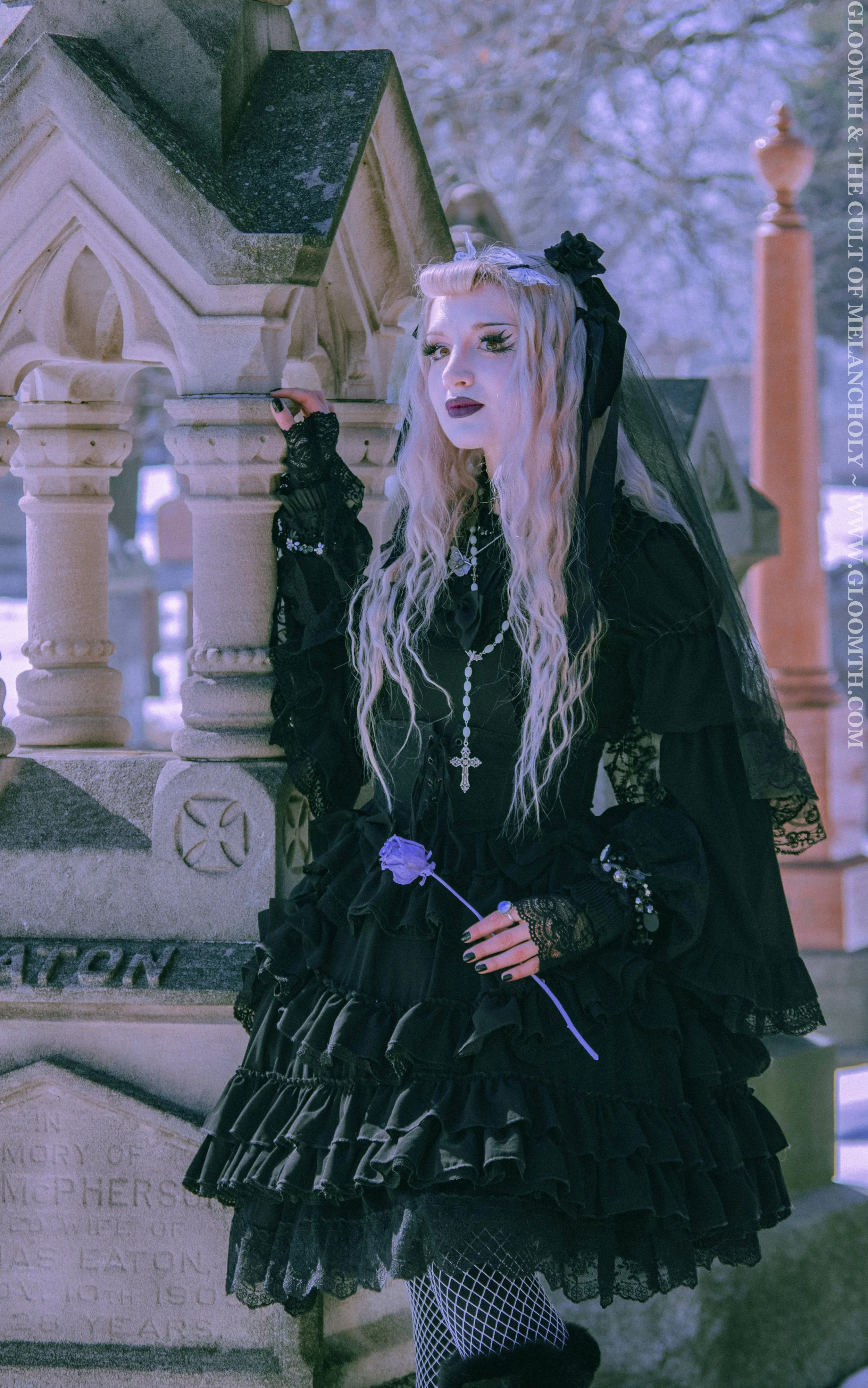gothic photoshoot in graveyard.jpg