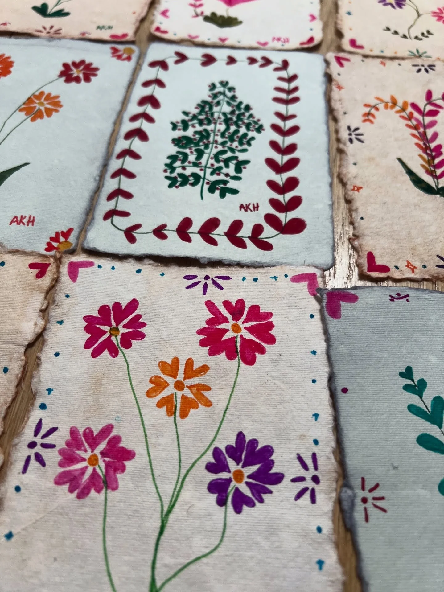 Scribbling up some minis on paper

#artforeveyone #artforall #affordableart #emergingartist #floralart #folkart