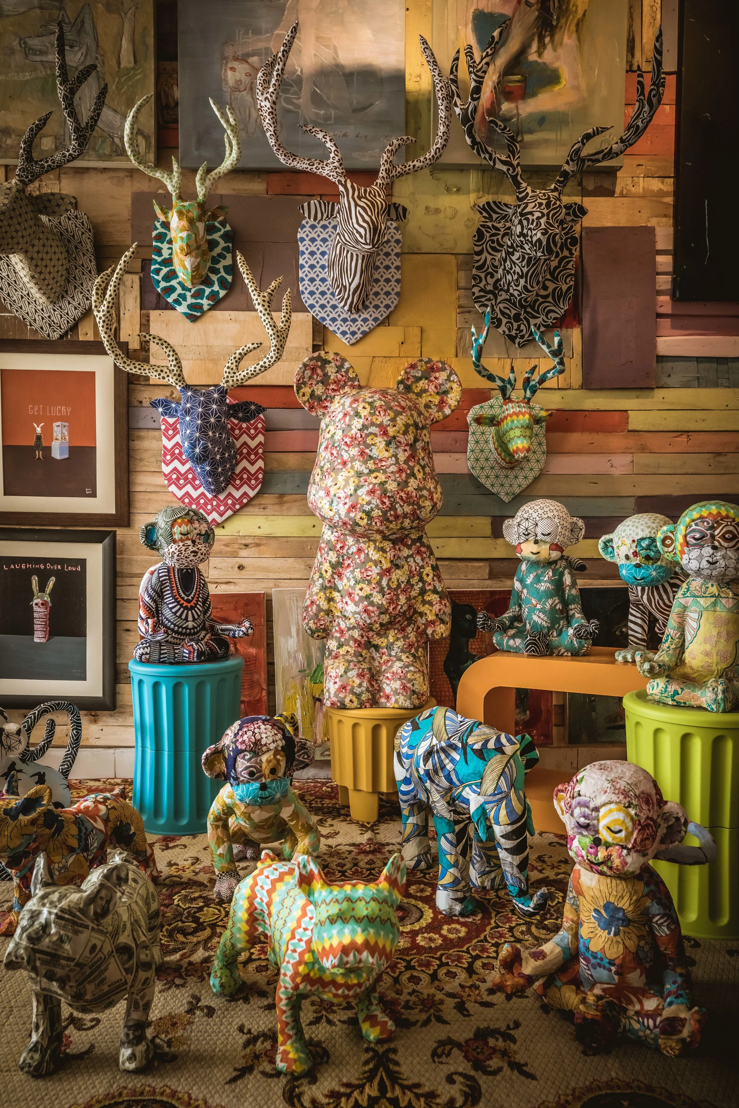El tradicional batik por ejemplo es uno de los protagonistas a la hora de vestir a nuestros elefantes, monos, perros, etc. Una colección a todo color que decorara sin duda los espacios más dispares.