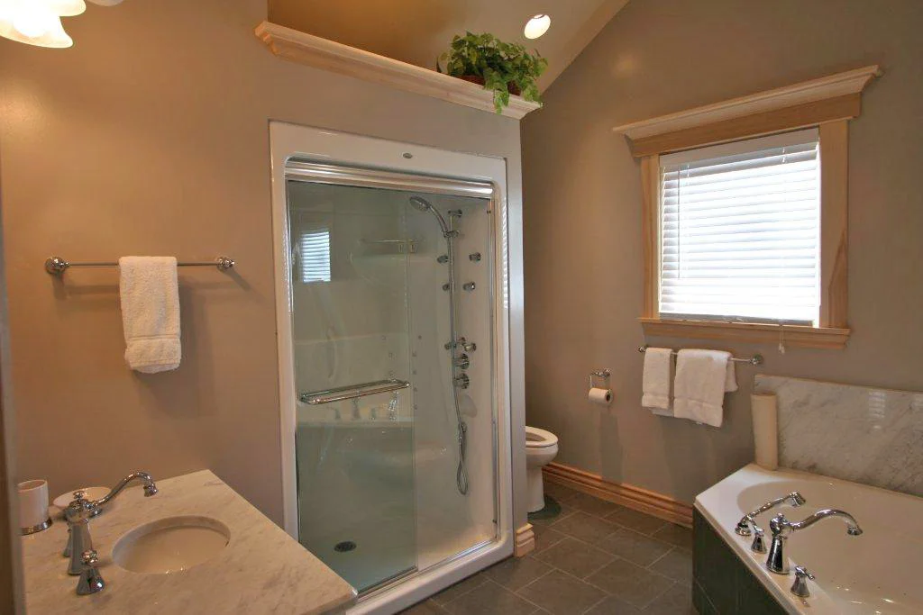 Cot8 Ensuite.jpg