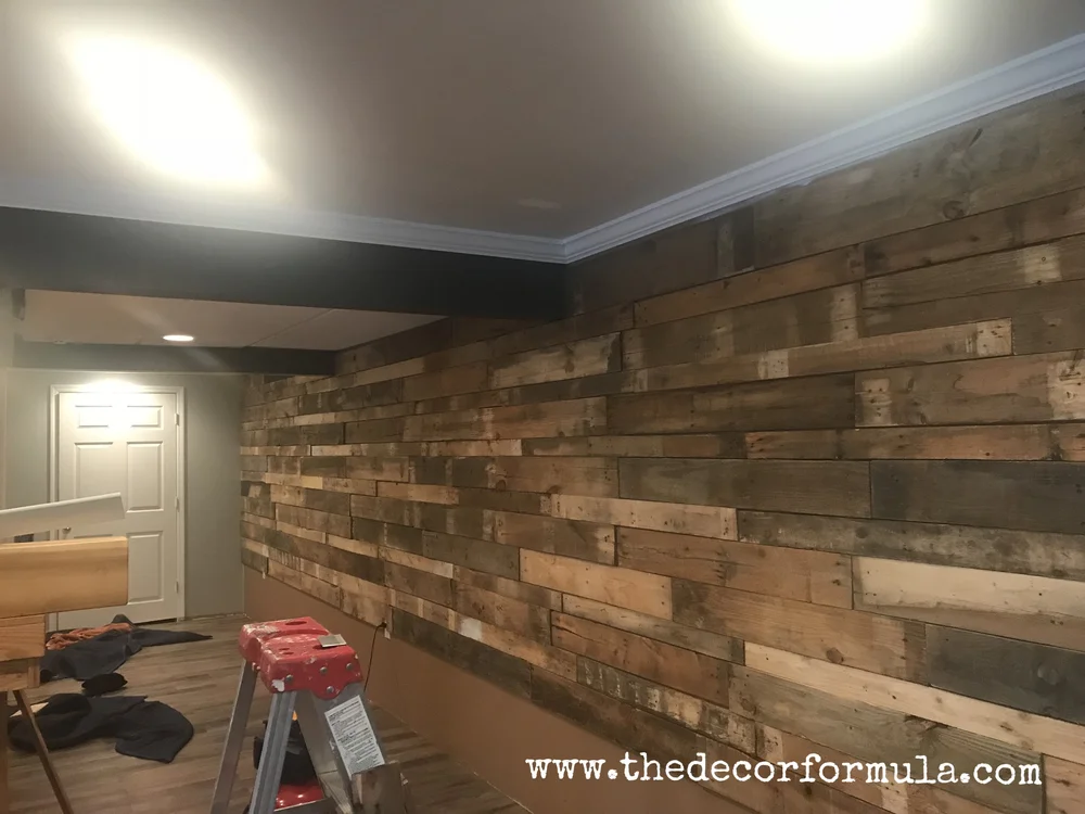 Diy Pallet Walls The Who What Where How Of Our Beautiful Pallet Wall The Decor Formula