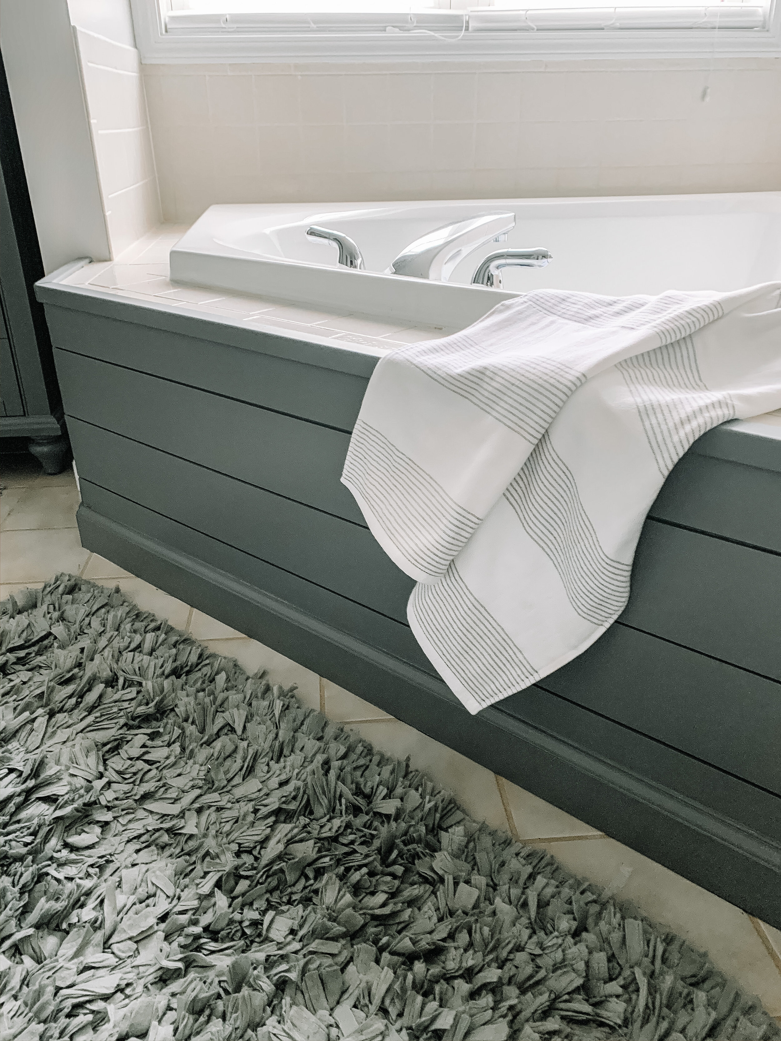 Ideas To Coverup Your Bathtub Surround, Diy Bathtub Skirt