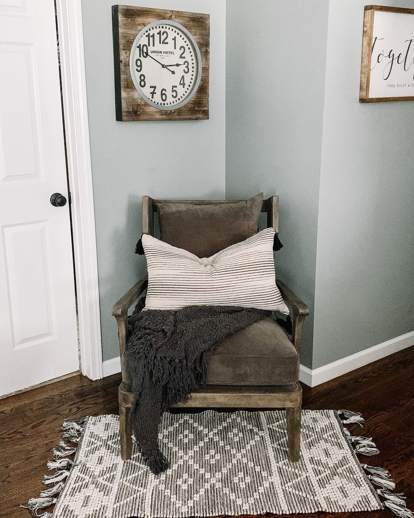 When you can&rsquo;t wait for your husband to get home to carry this heavy chair upstairs and now you&rsquo;re taking out old paint cans to touch up the bedroom doorway that you scraped. It was worth it though right? 😍😍 Happy Sunday friends.