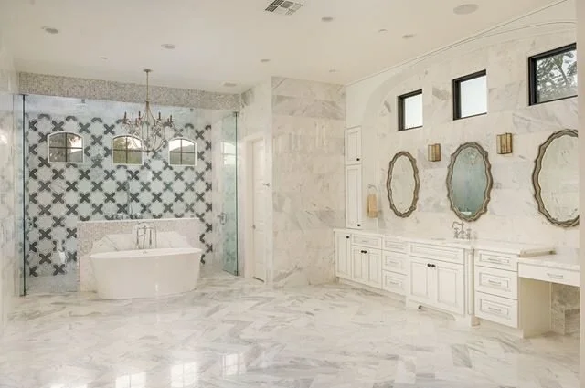 Mirror, mirror&hellip;. mirror on the wall? A bathroom fit for a queen - or three! 😉 #lovemyjob
⠀⠀⠀⠀⠀⠀⠀⠀⠀⠀
Light: @curreyco | Tile: @tilebar | Plumbing: @brizofaucet