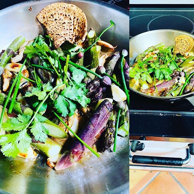 Purple asparagus, Dryaad&rsquo;s saddle mushrooms, chive, garlic, cillentro...bon app&eacute;tit #vegan #vegetarian #fun #healthyliving