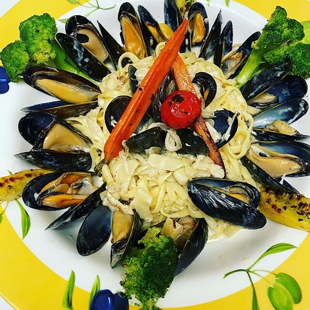Fresh linguini with steamed Prince Edwards Island mussels and grilled vegetables $21,95 #peimussels #greatseafood #seafood #bistro