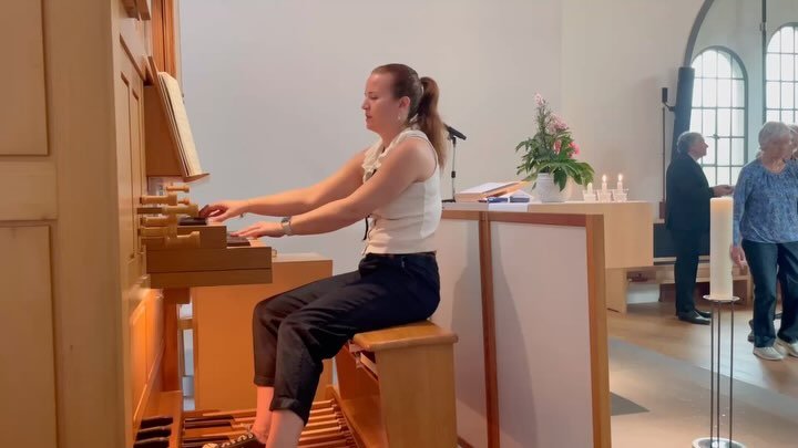 Hier mal vier kleine Einblicke in mein Orgelspiel&hellip;☺️😃

Ich bin hauptberufliche Pianistin und habe mir das Orgelspielen selber beigebracht, seit ich 2023 begonnen habe, Gottesdienste in meiner Gemeinde zu begleiten. ⛪️🔔

Orgelunterricht hatte