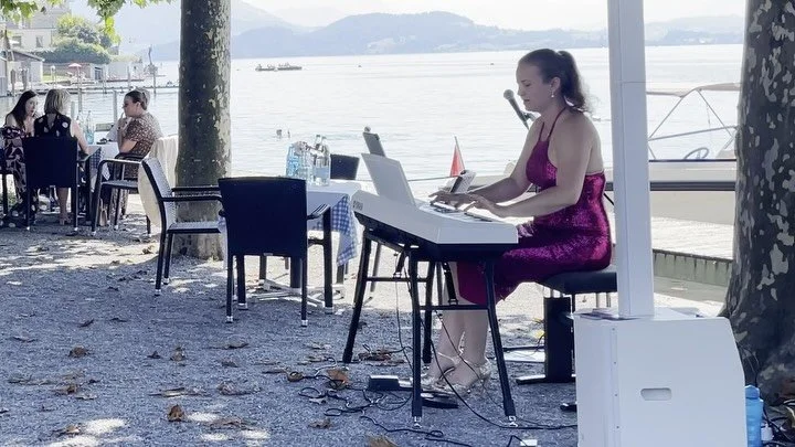 Throwback zum Hochzeitsapéro in Zug vor 1 Woche mit dem All- time Klassiker Dancing Queen von ABBA! 💃
#WeddingPianist #Hochzeitspianistin #DancingQueen #ABBA #WeddingApéro #Hochzeitsmusik #Throwback #WeddingVibes #PianoWedding #LivePi