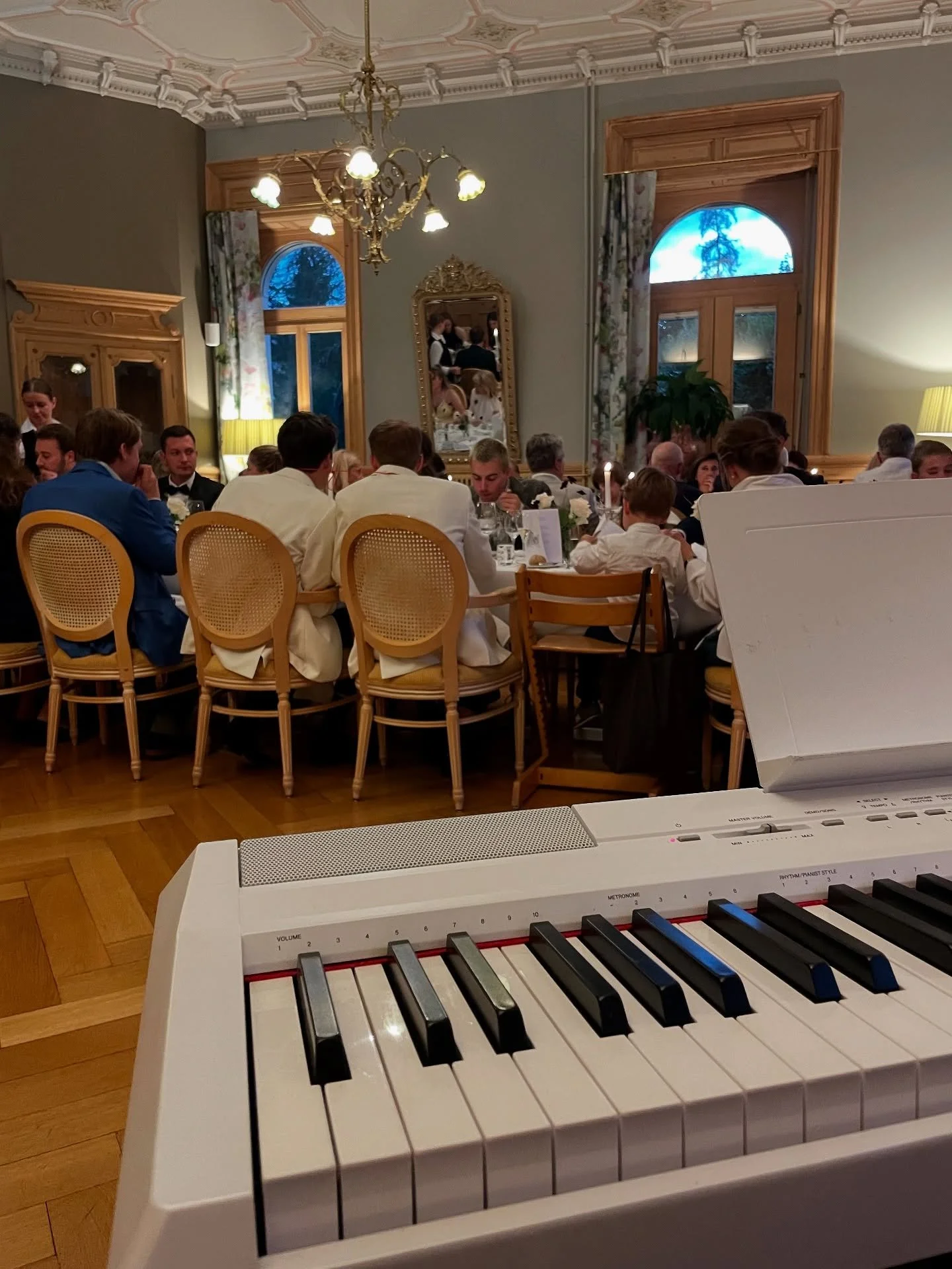 Das war ein wirklich intensives Wochenende! 
Nach der Hochzeit in Ebikon ging es am Samstag direkt weiter zum @schweizerhofflims für Backgroundmusik während des Abendessen des dortigen Bräutigampaares. 🤵🏻🤵🏻🌈🥰
Zusammen mit der fa