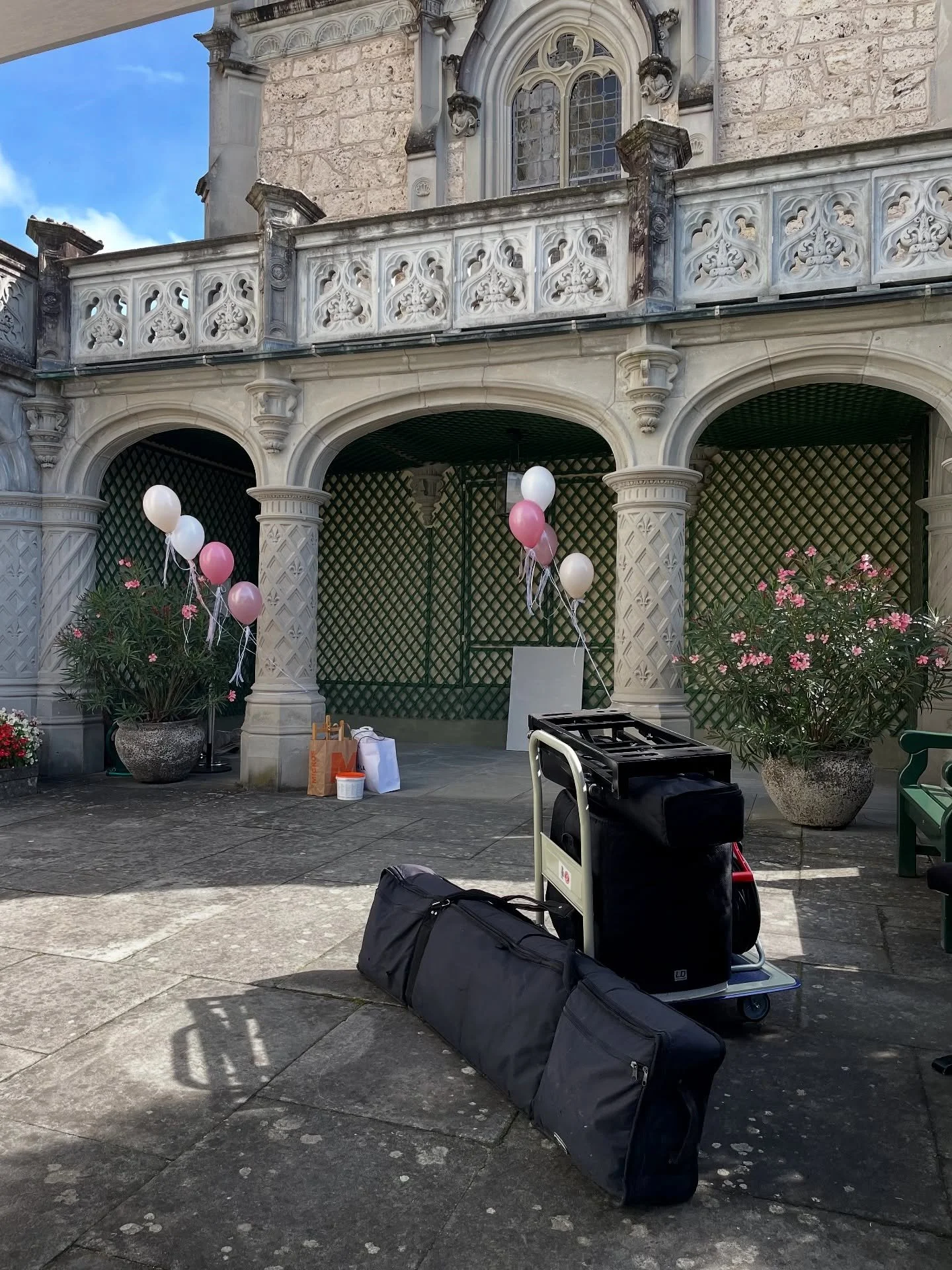 Heute war ich zum zweiten Mal bei einer Hochzeit auf @schlossmeggenhorn zu Gast. 🏰
Dieses Mal durfte ich zusammen mit @berchtold.thomas im Duo Cello-Klavier bei der Zeremonie und beim Apéro spielen. 😍🎻🎹