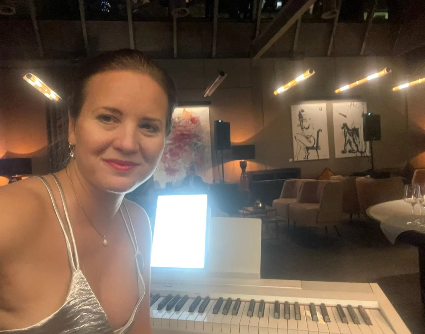 Sch&ouml;n war&rsquo;s bei meiner dritten Piano Night letzten Freitag im @shedzug. 🥂👠

Ihr m&ouml;gt entspannte, vertr&auml;umte Atmosph&auml;re und perlende Klavierkl&auml;nge bei angenehmen, edlem Ambiente und hervorragend gemixten Drinks? 🎹🍹 
