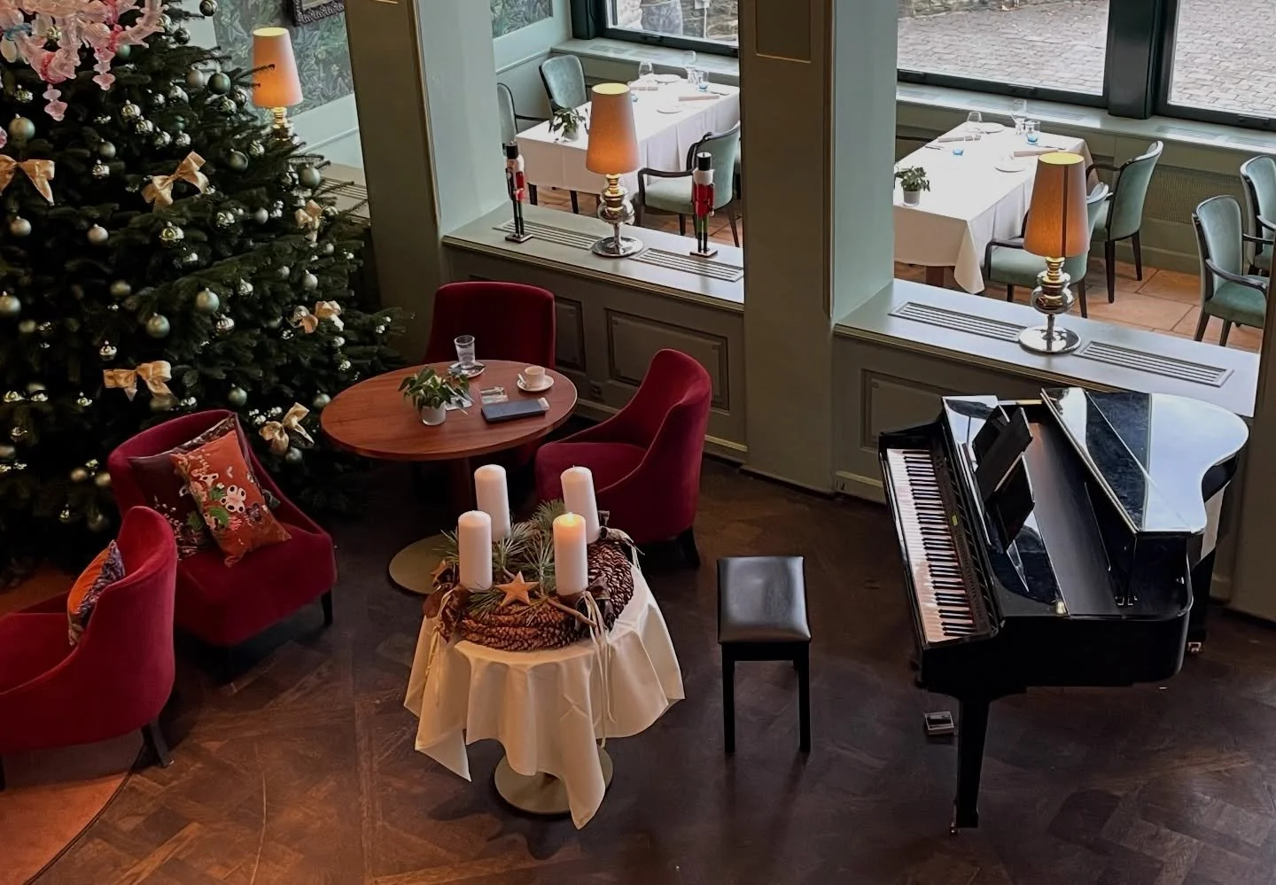 Gestern durfte ich den ersten Advent auf die f&uuml;r mich sch&ouml;nste Weise begehen: Spielend in wundersch&ouml;nem Ambiente! 🤩🎄🏰🎹

Ich habe mich so gefreut, den adventlichen Kaffeenachmittag im @chateau_gutsch musikalisch begleiten zu d&uuml;