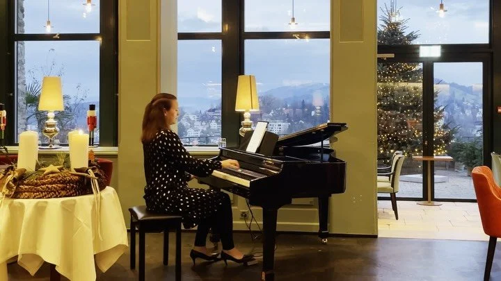 Adventsstimmung und atemberaubende Aussicht gestern im @chateau_gutsch und mein neues Kleid hat auch perfekt zum Baum gepasst&hellip;🥰💃🎄

#ChateauG&uuml;tsch
#FirstAdvent
#ErsterAdvent
#Adventsmusik
#ChristmasVibes
#FestlicheStimmung
#PianistinLiv