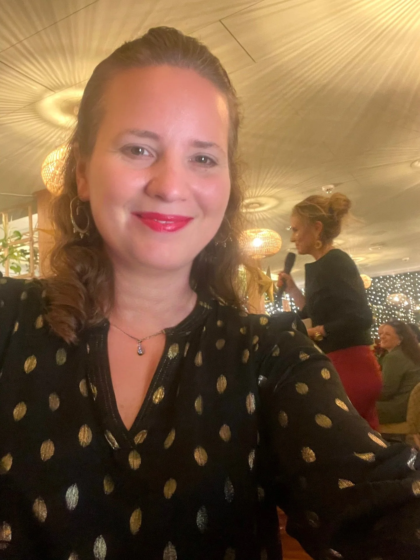 Ich w&uuml;nsche Euch einen sch&ouml;nen und ruhigen zweiten Feiertagsabend! 🌟

Die letzte Woche war unerwartet intensiv f&uuml;r mich, aber auch wundersch&ouml;n! 🎄🌟
Spontan bin ich zus&auml;tzlich zu meinen lange geplanten Auftritten f&uuml;r ei