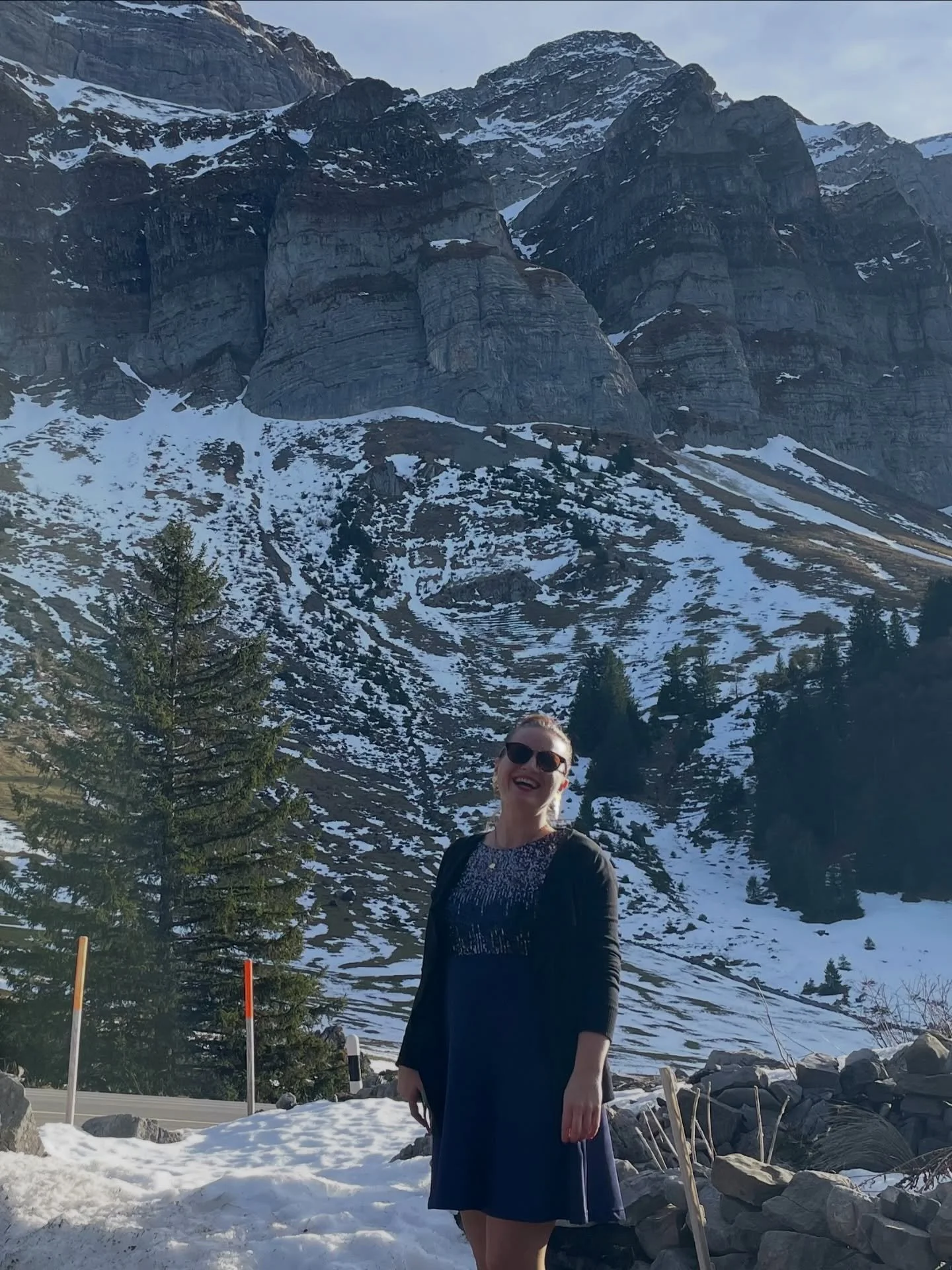 Gleich am n&auml;chsten Morgen ging es weiter zu einer albanisch-ukrainischen Winterzauber Hochzeit in den Bergen. 🏔️🌟🎹

Einfach herrlich, bei strahlendem Sonnenschein die Appenzeller Bergluft zu atmen und in der sch&ouml;nen Bruder-Klaus Kapelle 