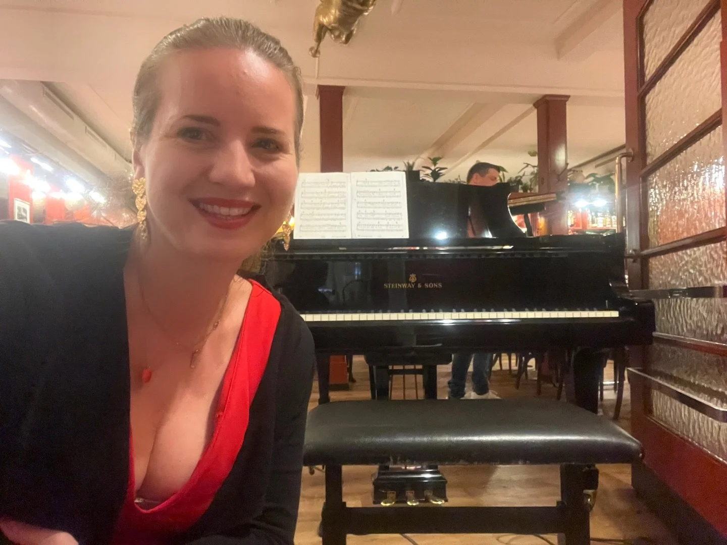 Gleich weiter nach der 100. Geburtstagsfeier ging es dann am Abend zu einem grossen Doppelgeburtstag (70. und 40. Geburtstag) ins @isebaehnli_baden. 🥰🌟

Dort steht einer der besten Steinway-B Fl&uuml;gel, die ich kenne und es war mir eine grosse Fr