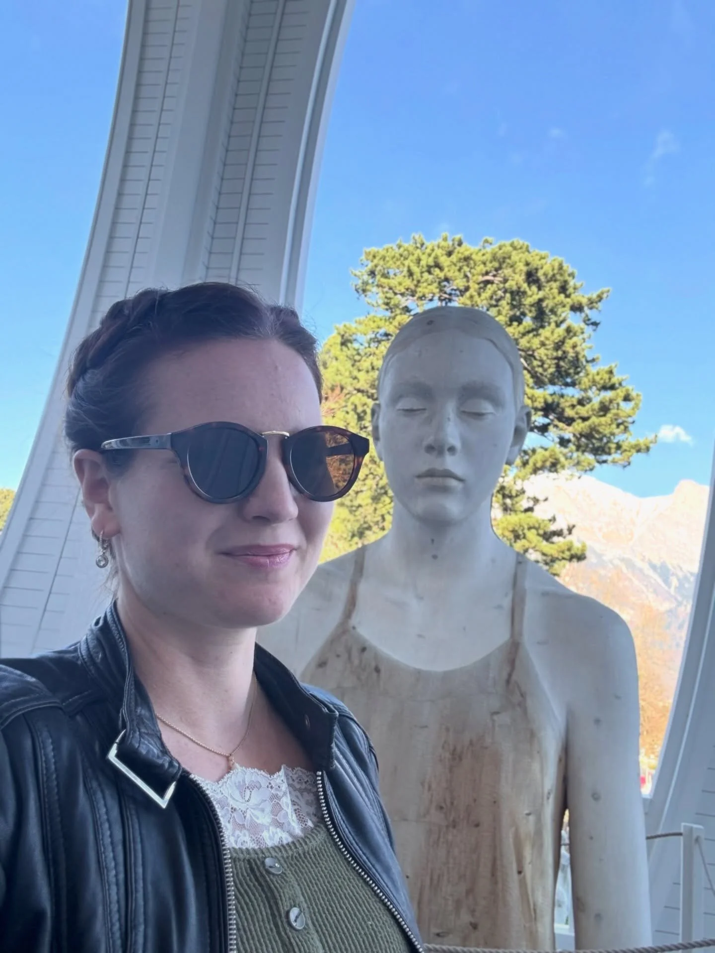 Kurz bevor ich mit Hilfe der Junior Managerin Sofia mein Equipment vom Auto in den Badebereich der Tamina Therme transportiert habe. Denn diese Auf-und Abbau Arbeit &bdquo;hinter den Kulissen&ldquo; geh&ouml;rt nat&uuml;rlich zu (fast) jedem Auftritt