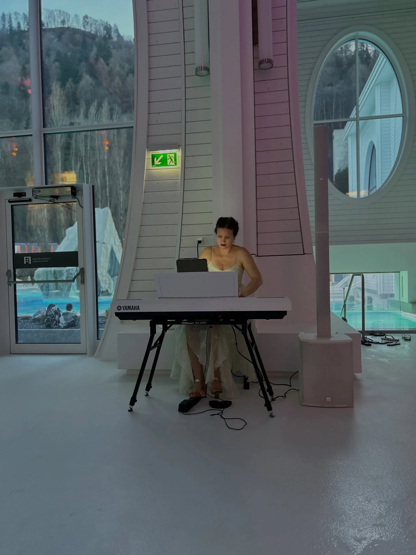 Was f&uuml;r ein aussergew&ouml;hnlicher Ort, an dem ich vorgestern spielen durfte..💙

Mitten in der wundersch&ouml;n gestalteten grossen Badehalle der Ostschweizer @taminatherme anl&auml;sslich der Vollmond-Nacht. 💙

Ein romantischer, stimmungsvol