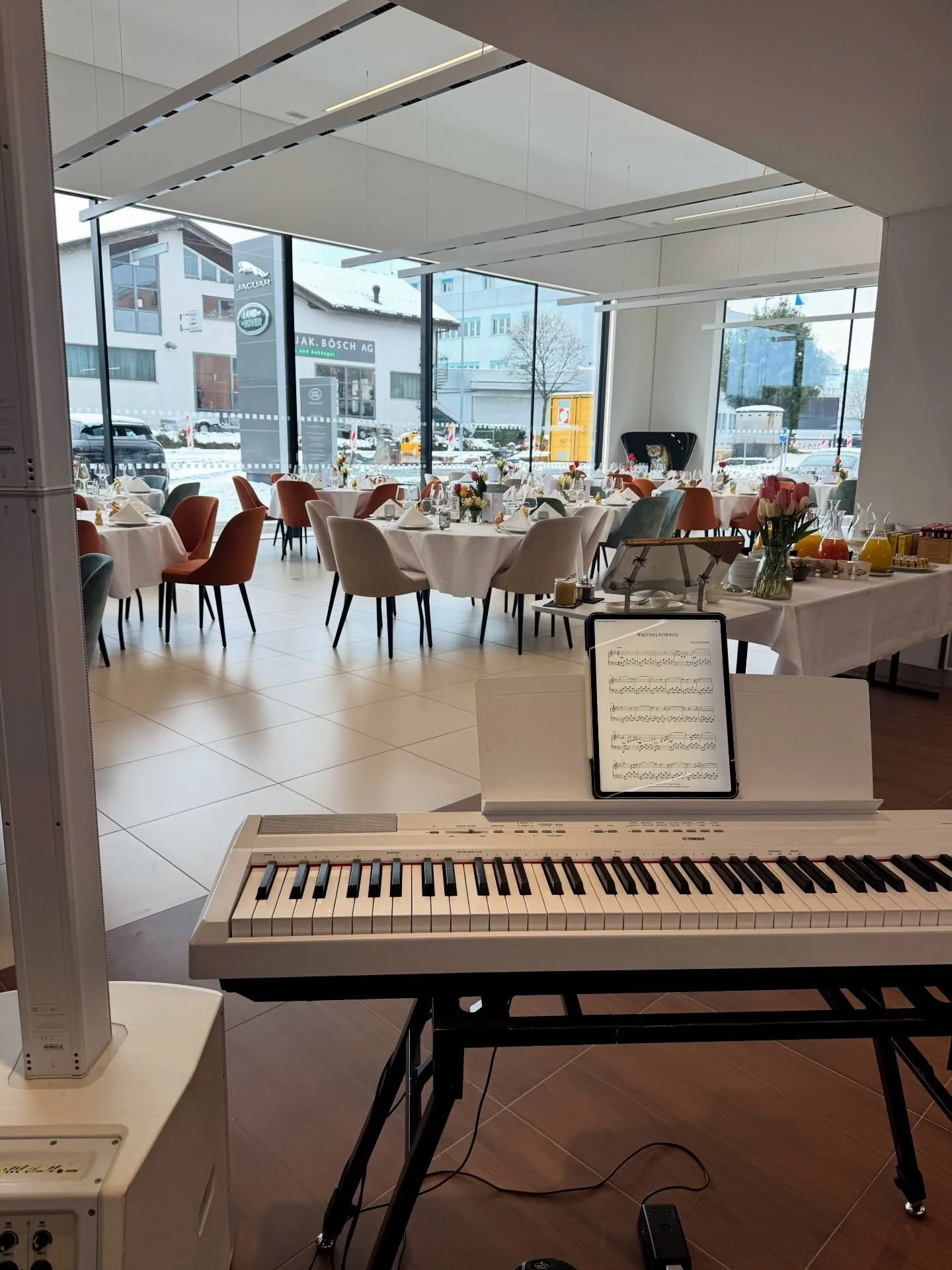 Dann am Sonntag ging es weiter mit dem Gourmet Osterbrunch im Jaguar-Landrover Showroom des Autohauses K&uuml;nzel &amp; Sauber. 🏎️🐣🪺🎹

Auch dieser Auftritt hat mir wie immer riesig Spass gemacht und es war ein tolles Erlebnis, zwischen den edlen