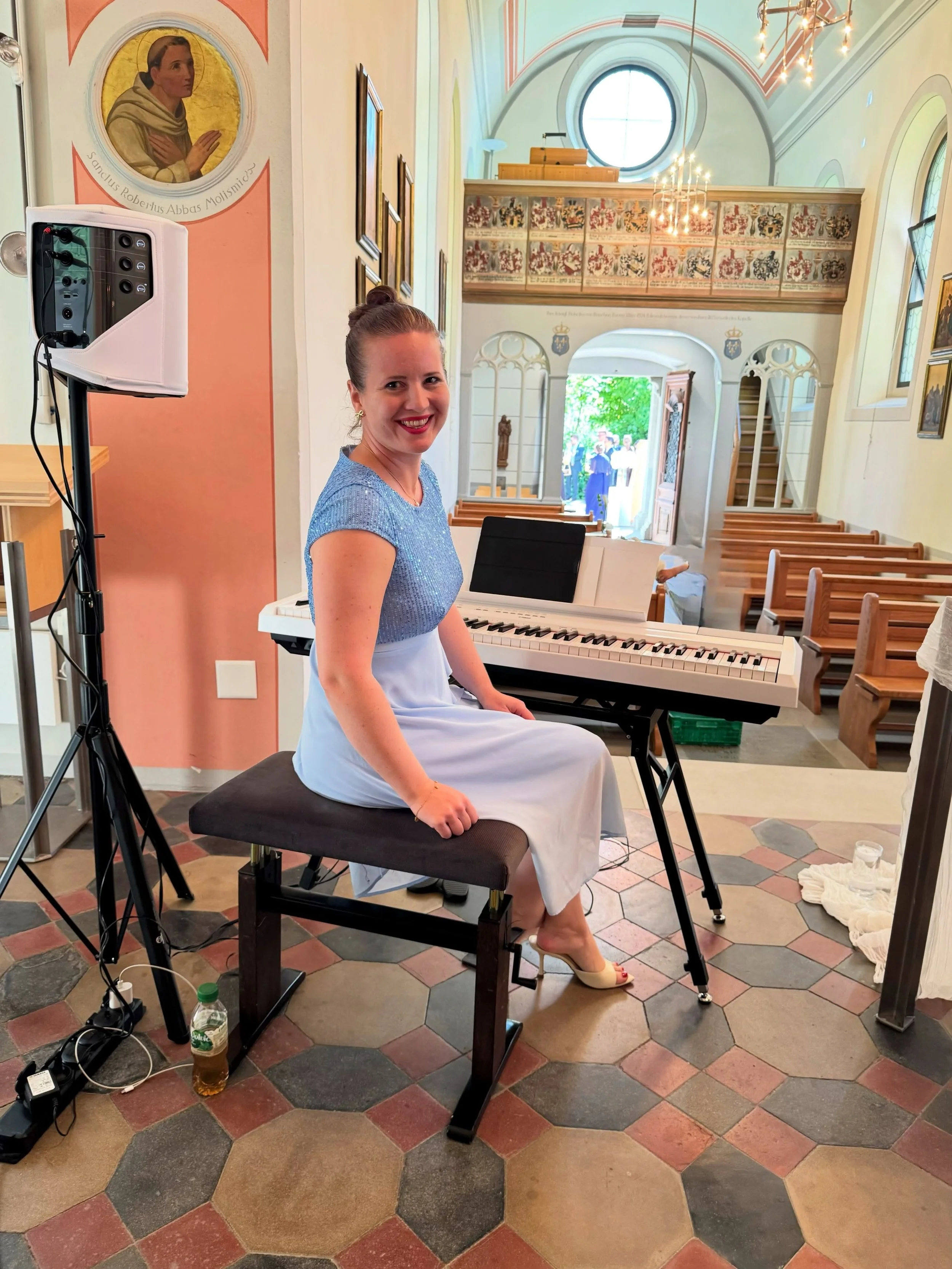 Happy Face nach der ersten kirchlichen Zeremonie der Saison. 💒💞🎹

Ich durfte heute die Trauung und den anschliessenden Ap&eacute;ro von Lisa und Dario in der mega herzigen Kapelle zu Wil musikalisch begleiten. 💞🎹💒

Gleichzeitig war es Premiere 