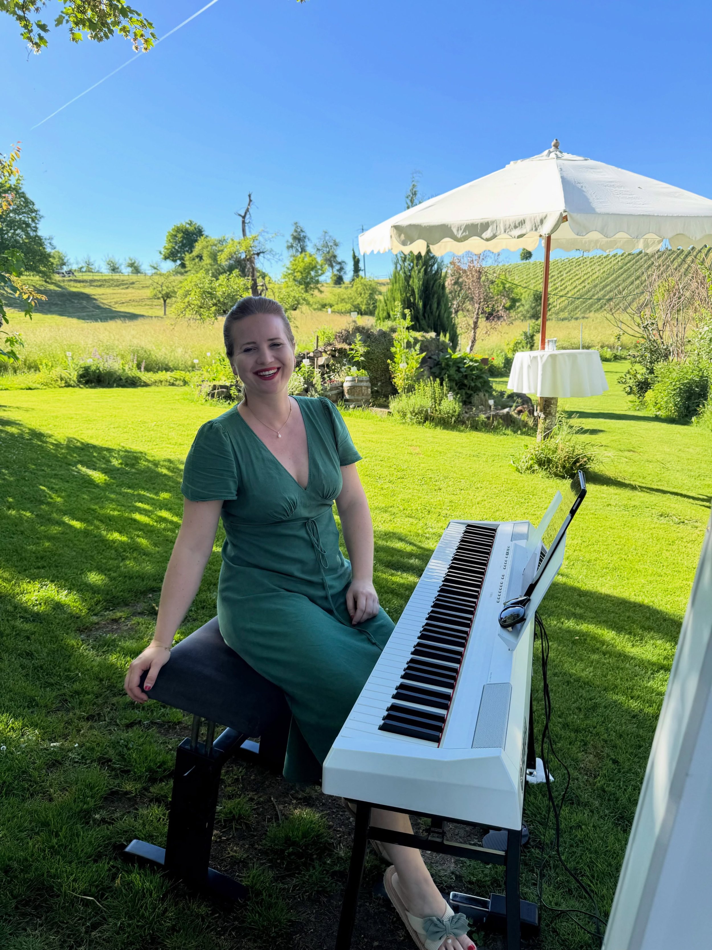 Nach der Zeremonie ging es dann weiter mit dem Ap&eacute;ro im wundersch&ouml;nen Schlossgarten. 💝💃🥂🎹

#ap&eacute;ro #🥂 #pianomusic #livemusic #ᴡᴇᴅᴅɪɴɢᴠɪʙᴇs
