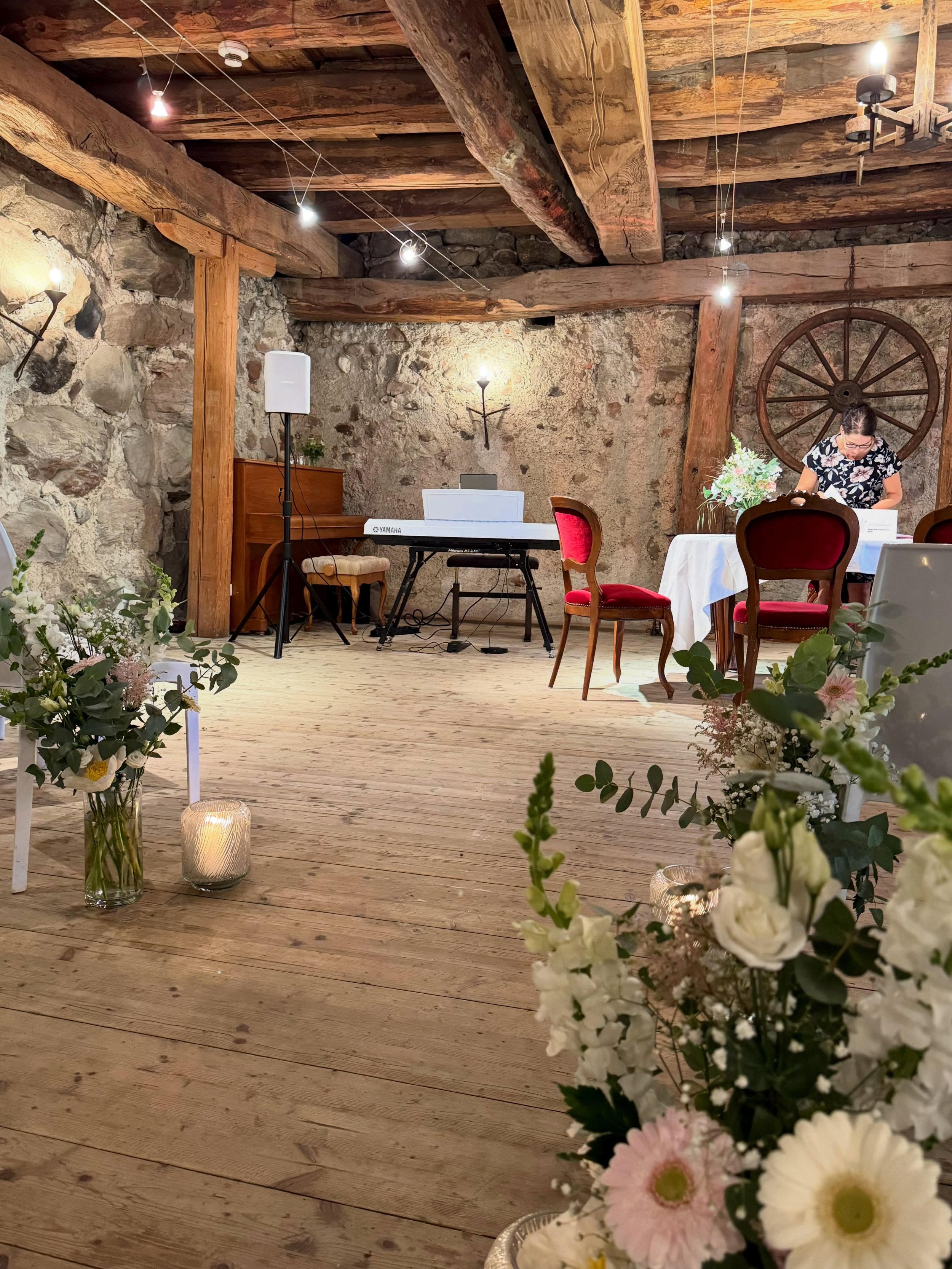 Ein m&auml;rchenhaft verwunschener Ort zum Heiraten: @wasserschloss_hagenwil ❤️🏰🦆

#beautifulcastle #switzerland #hagenwil #wedding #klavier