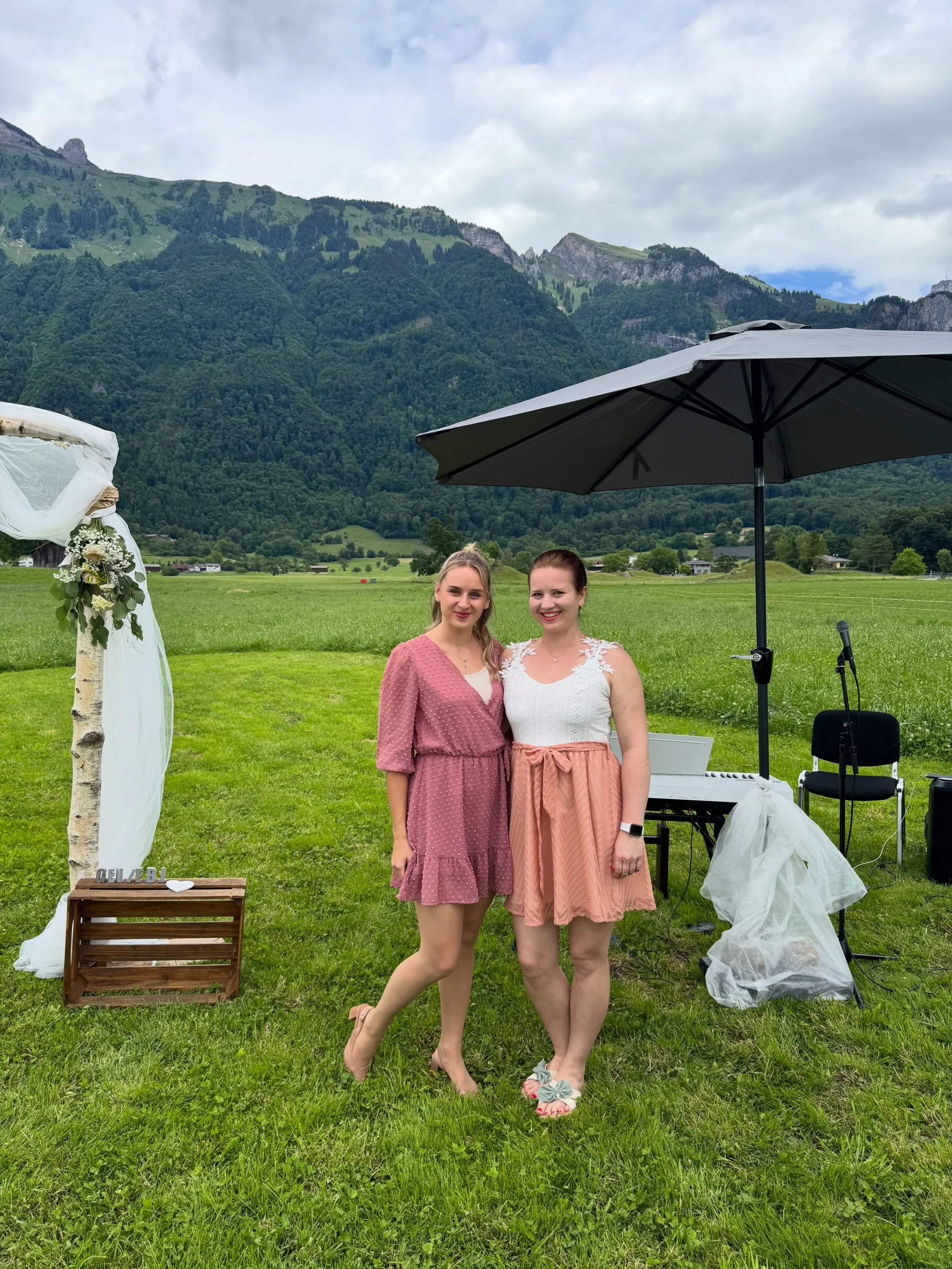So sch&ouml;n war es, vorgestern auf der Hochzeit auf dem Chronehof in Fr&uuml;msen zu musizieren. 🎹🎤❤️⛰️

Vielen Dank liebe @melanie.malou f&uuml;r den gemeinsamen Auftritt.

#ostschweiz #outdoorwedding #musik #klavier #hochzeitsduo