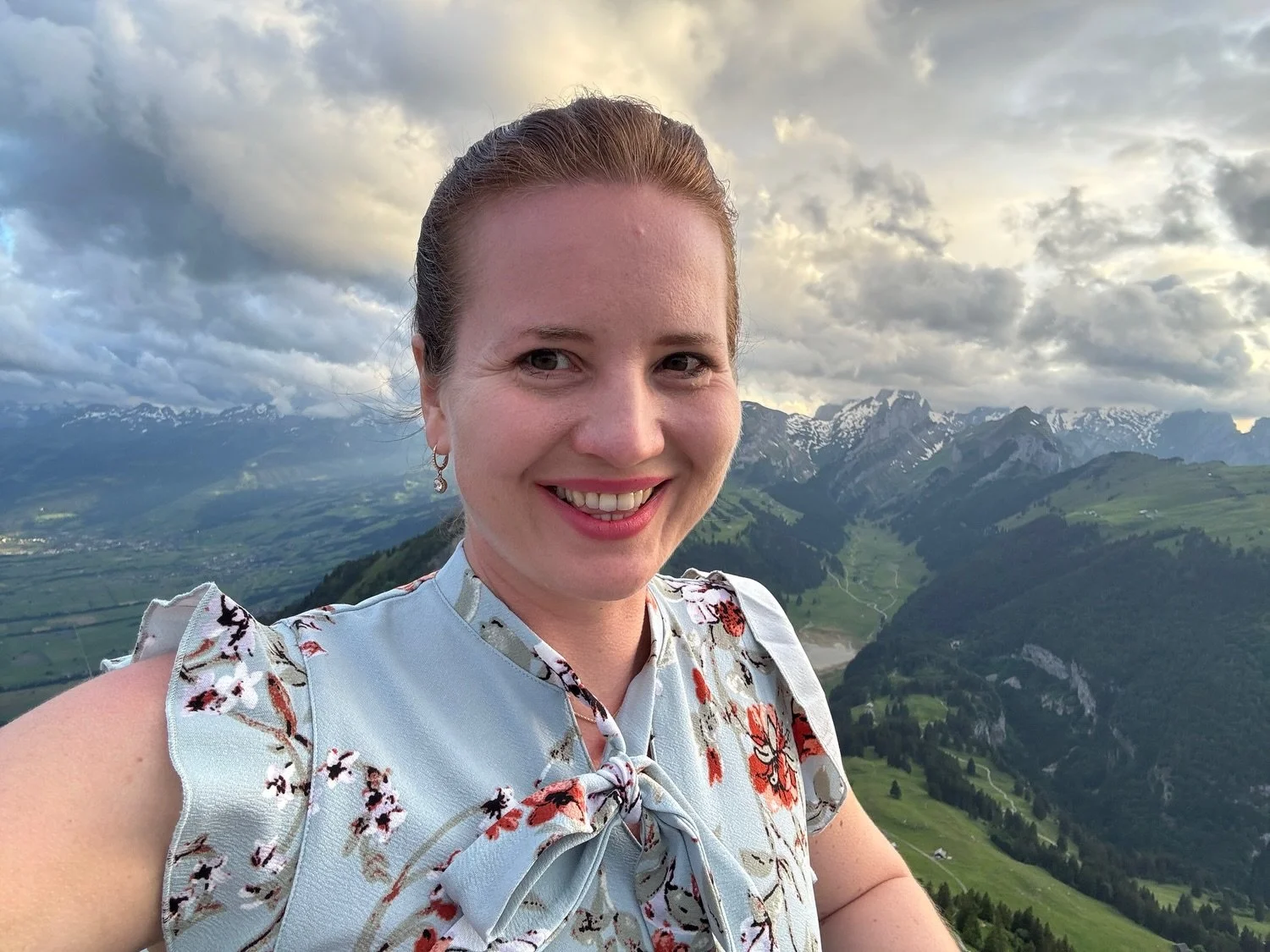 Im Drehrestaurant angekommen, habe ich dann noch bis kurz vor Mitternacht im Hintergrund gespielt. 🎹💃🚠⛰️

Es war ein wahnsinnig intensiver Tag mit der Aufnahmepr&uuml;fung zum Orgel B-Diplom, der Hochzeit in Fr&uuml;msen und dem Geburtstag auf dem