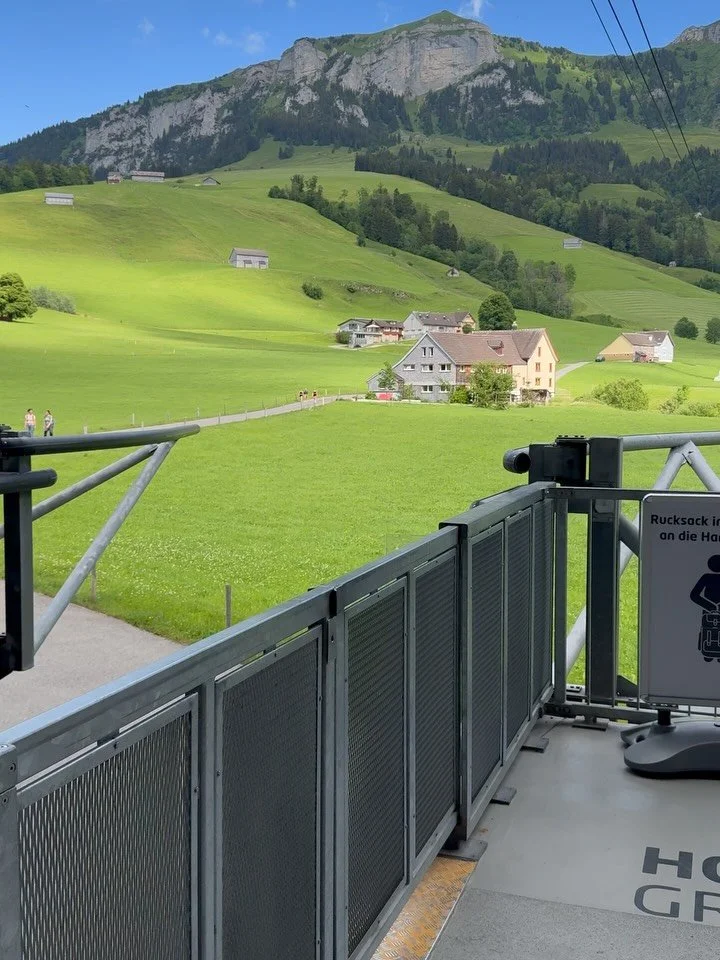 Nach der Trauung in Fr&uuml;msen folgte ein zeitlich &auml;usserst knapper Transfer zur Gondel Talstation zum Hohen Kasten in Br&uuml;lisau. Die letzte Bahn ging genau 40 Minuten nach Ende der Trauung und die Fahrtzeit betrug circa 38 Minuten. 
Zusam