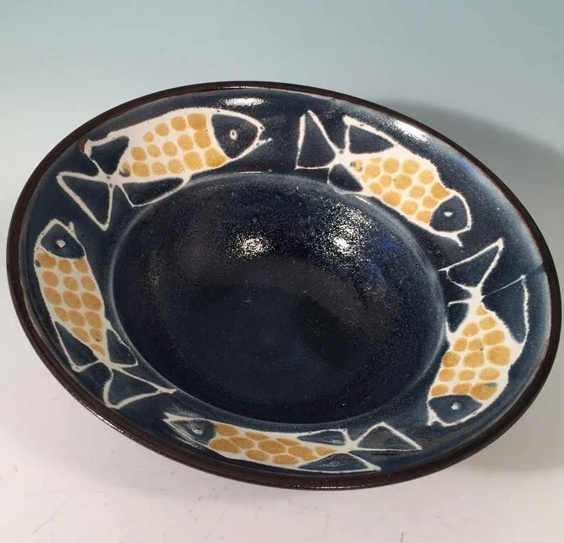 Elisabeth Bailey Elisabeth uses clay throwing skills developed over 35 years to form simple ceramic shapes as backdrops for free, swift brushwork drawings. She works with hot wax, painting directly on the newly glazed surface, then dipping pots in another colour. During the kiln firing, designs move with the shape of the form, so pot and drawing become one. Inspiration comes from animals and birds she studies, drawing them until a few brush strokes define shape and form.