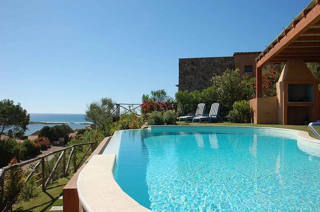 swimming-pool-2386261_640.jpg