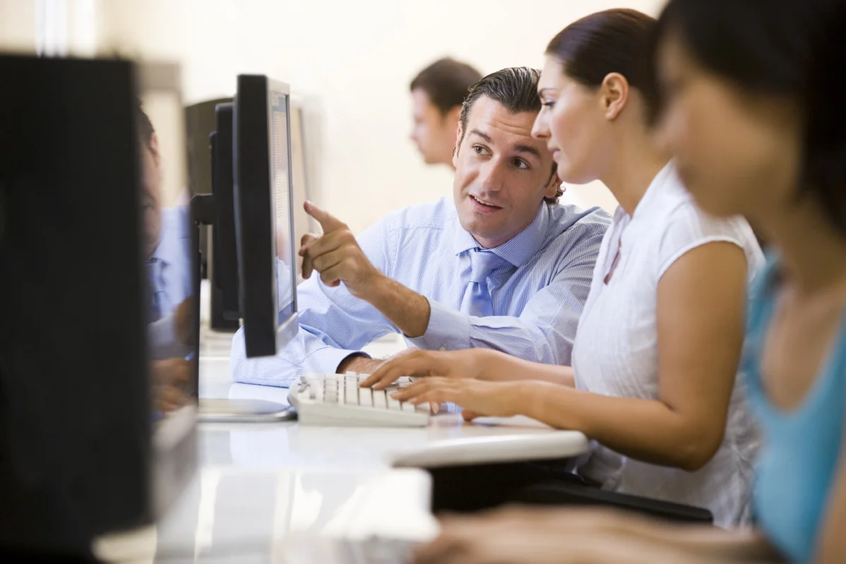 What are the key differences between an employee and a contractor? 