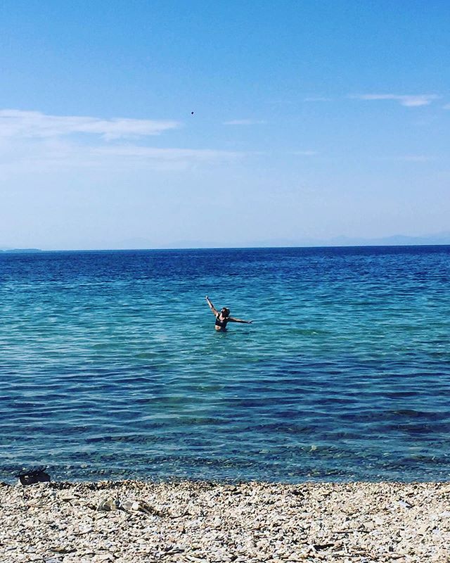 In today's news... this is me in Greece. That's all 🤩
&bull;
&bull;
Photo by @happyandhealthyforeverever 
#greece #happyplace #bluewater #panictopeace #holisticcancerliving