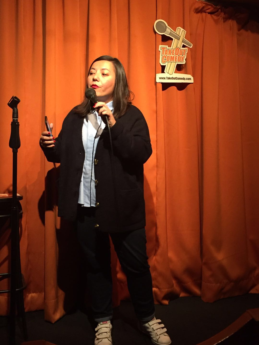 Candiie fait un passage sur un open mic en anglais lors de sa venue à Hong Kong