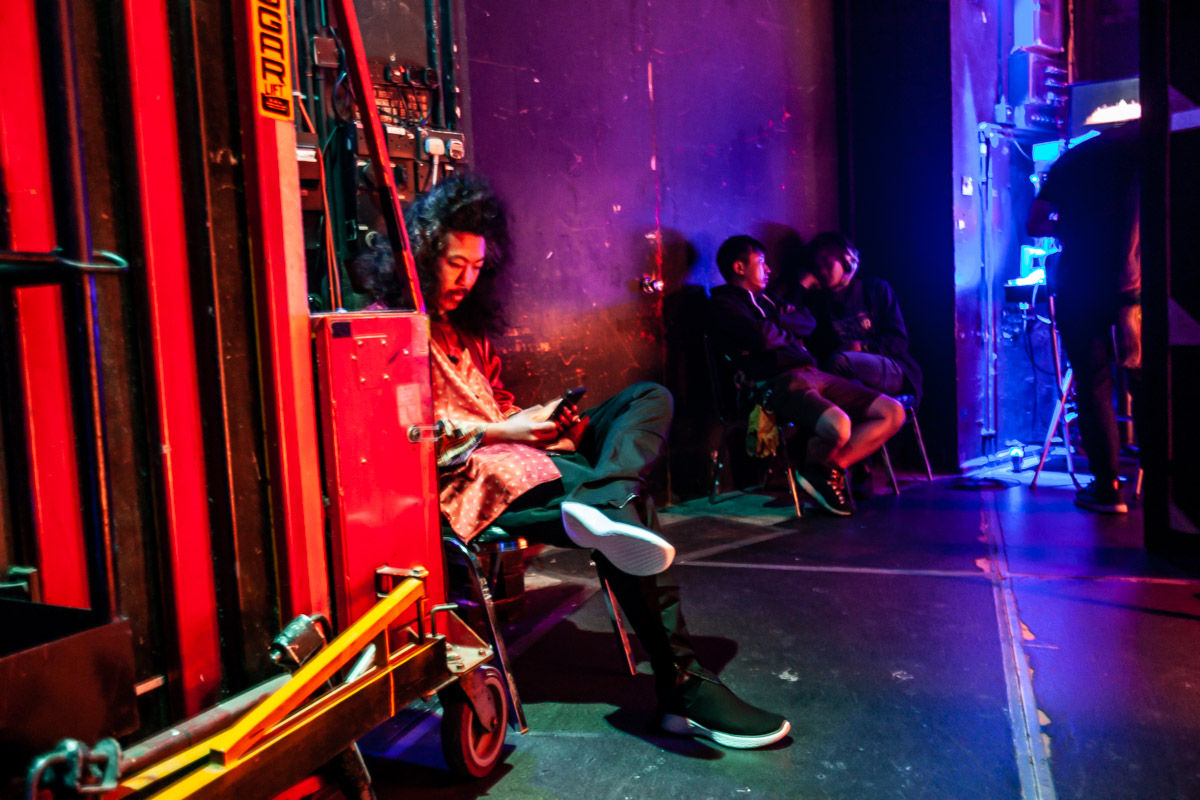 Bun Hay Mean attend en coulisse à quelques minutes de monter sur scène à Hong Kong.