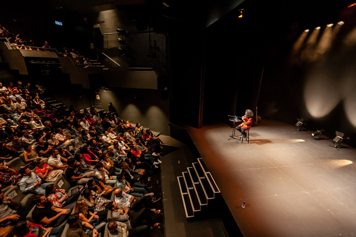 Bun Hay Mean sur la scène du Shouson Theatre à Hong Kong.
