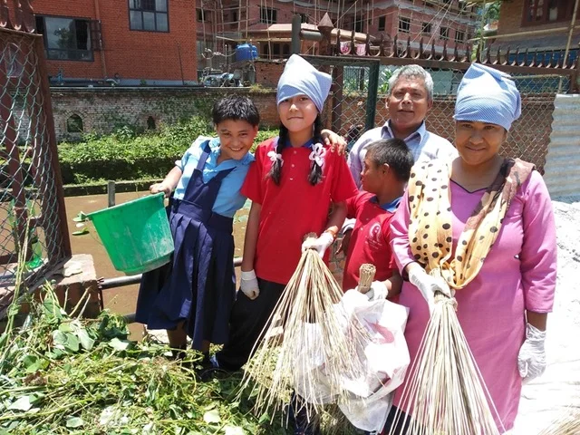 Dans un souci de préserver l’environnement, les enfants encadrés par l’équipe nettoient et jardinent autour de l’école.