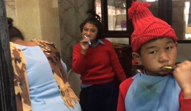 Les enfants se ruent pour se laver les mains et se brosser les dents dans la nouvelle salle d’eau