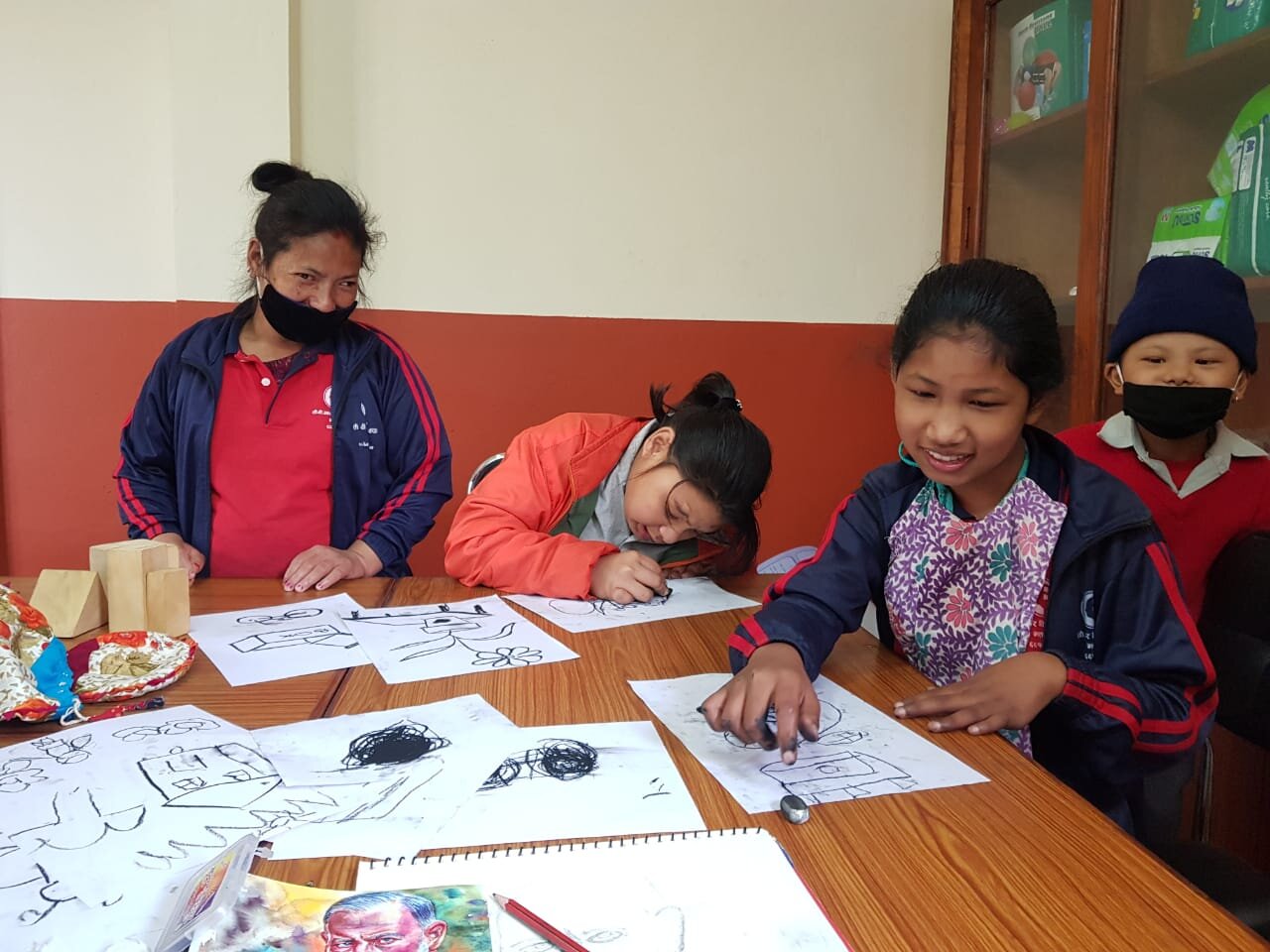 Atelier dessin avec Anjali, Inzu, et Sujal.