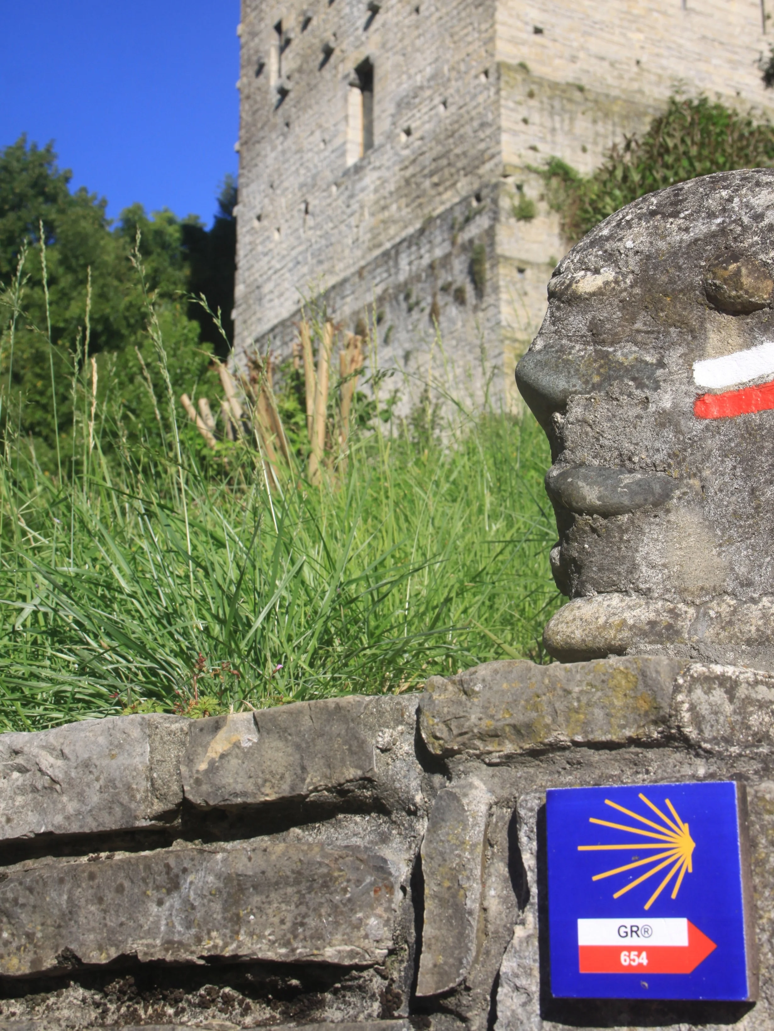 Compostelle St Jacques passes through the Monréal Tower and under our arches leading to the Pont de la Légende.
