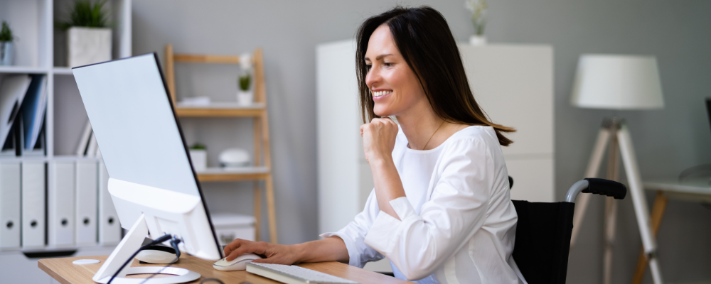 Woman in front of a computer