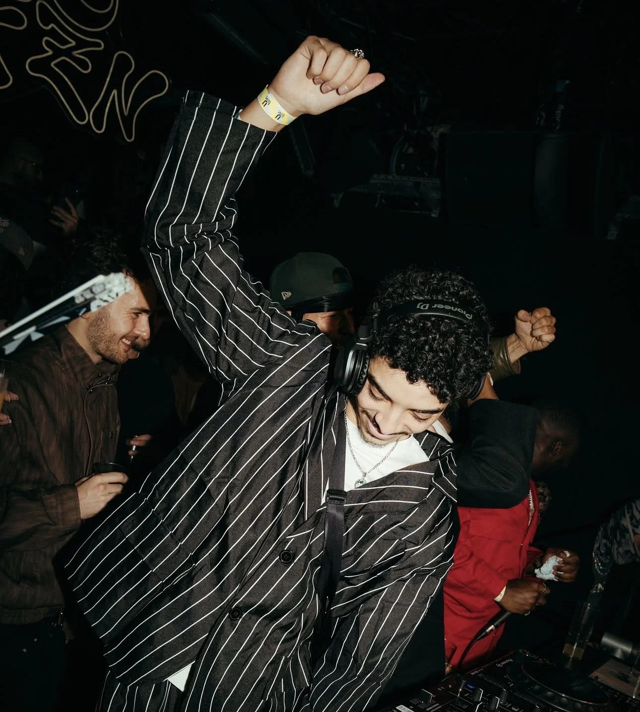 DJ MOUN PRESENTS: Moves N Grooves