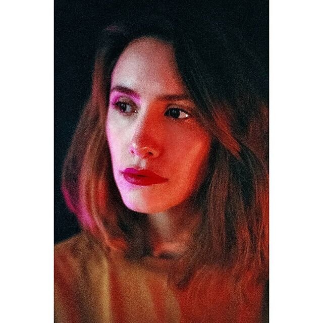 Shooting improvis&eacute; 👽
en f&eacute;vrier 2020
par @marinetoux 📷 🖤
.
.
.
#photography #marinetoux #filmphotography #filmisnotdead #argenticphoto #passiongrain #neondemon #neonlight #sciencefiction #neoncolor #portrait #creativeportraits #light